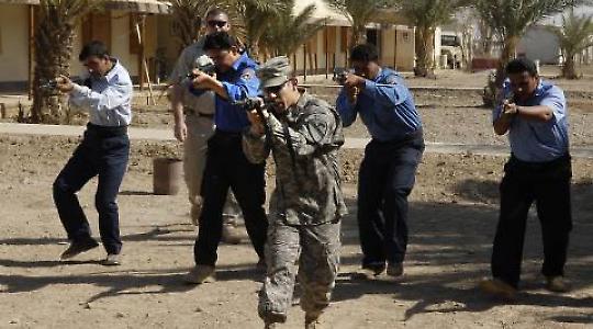 Irakische Polizisten werden von amerikanischen Soldaten ausgebildet