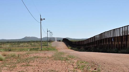 Grenzzaun bei Neco, Arizona <br/>Foto von jonathan mcintosh