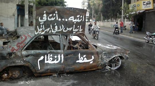 Al-Assad-Herrschaft am Ende? Ausgebranntes Auto in Banyas im April <br/>Foto von syriana2011