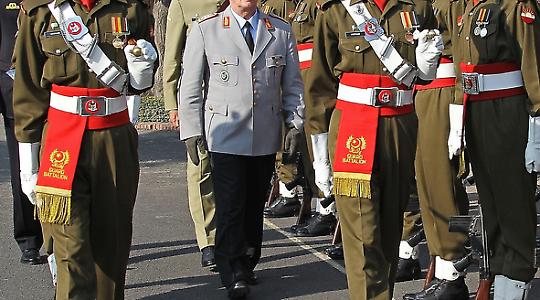 Gute Beziehungen? Besuch des Generalinspekteurs der Bundeswehr, General Volker Wieker, in Pakistan Anfang 2011