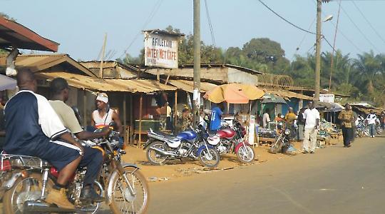 Straßenszene in Liberia <br/>Foto von tweefur