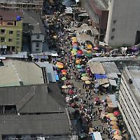 Straße in Lagos, Nigeria <br/>Foto von ryan paetzold