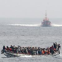 Spanischer Küstenschutz nähert sich einem Flüchtlingsboot <br/>Foto von noborder network
